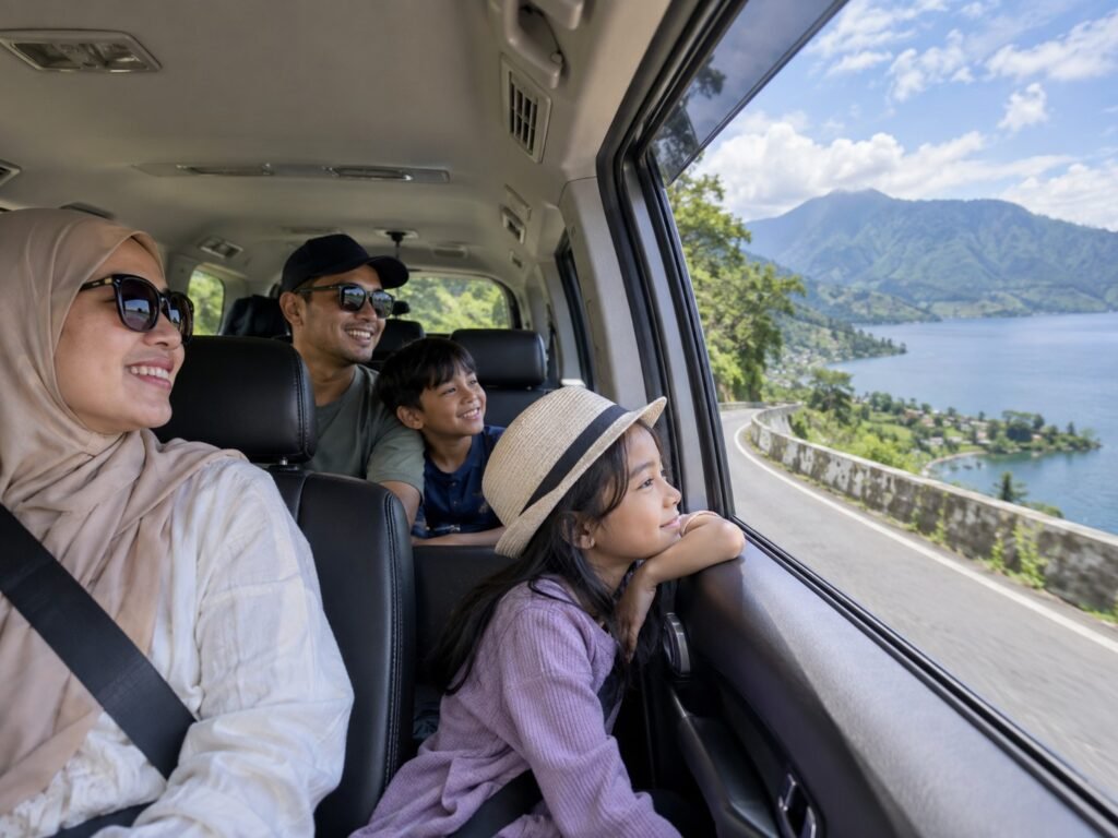 Keluarga menikmati perjalanan darat di kawasan Lake Toba