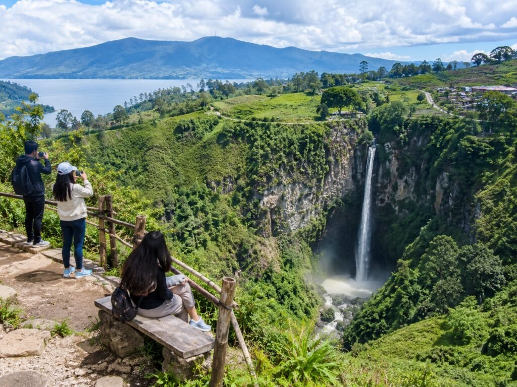 Pemandangan Air Terjun Sipiso-piso di Sumatera Utara